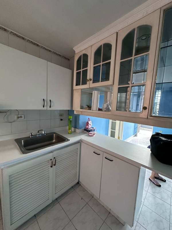 Compact kitchen with white cabinets and tile backsplash PH San Cristobal Chanis