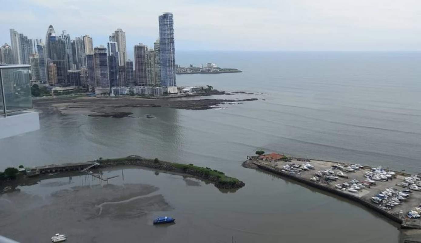 Rooftop infinity pool with panoramic views of Panama City skyline at PH Sky, Avenida Balboa