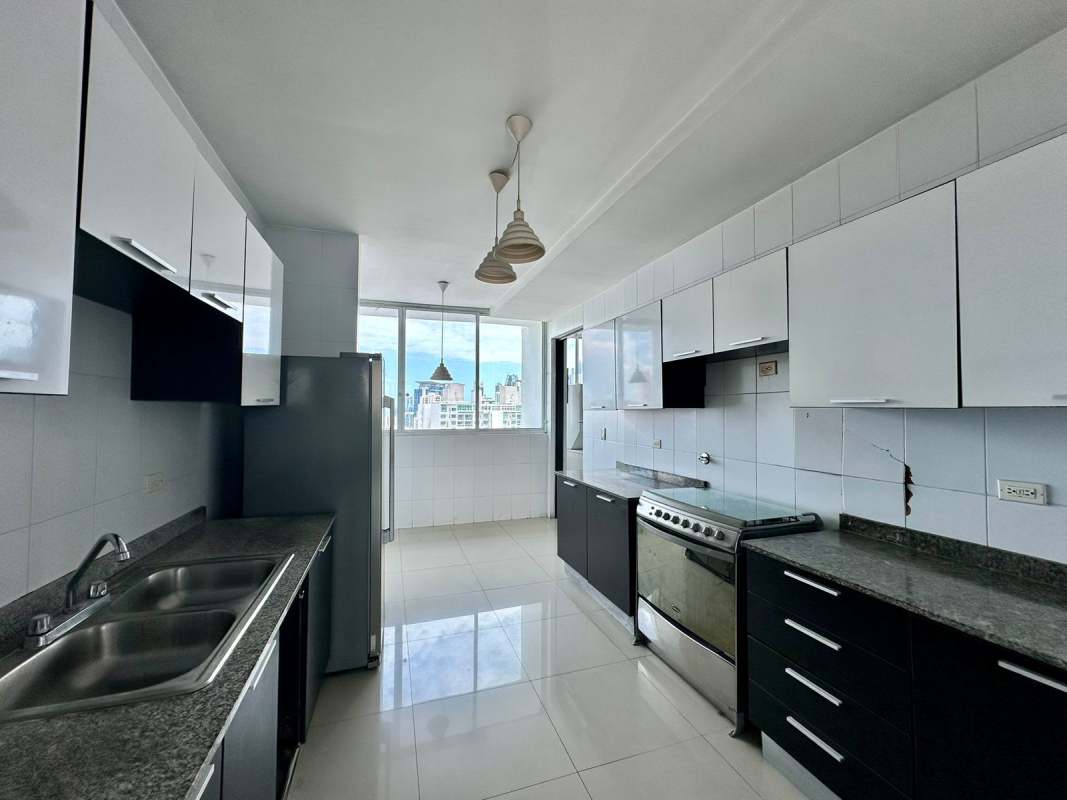 Spacious bedroom with large windows and city views in PH Vista Hermosa El Cangrejo Panama