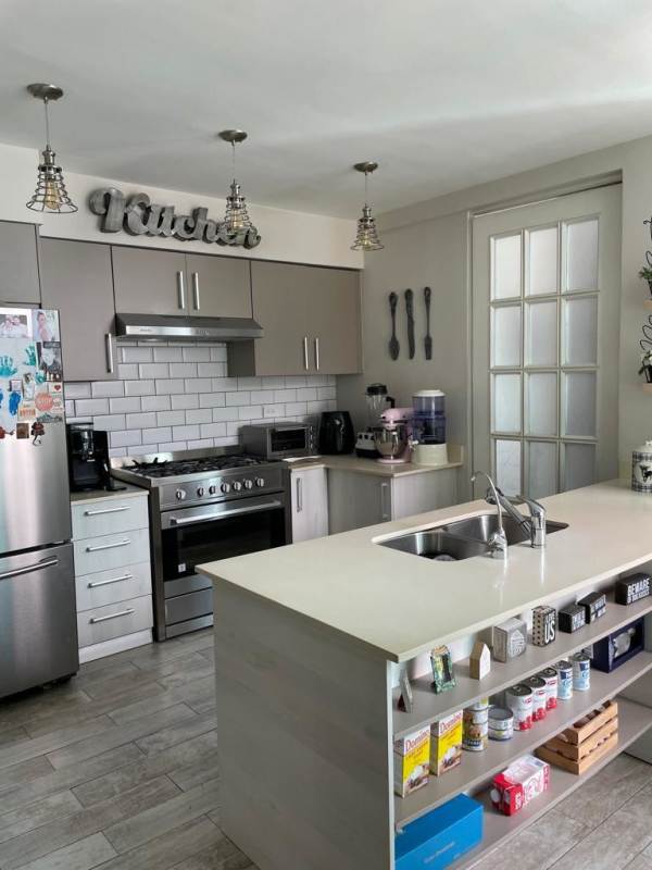 Kitchen island, dining nook, bookshelves in PH Coco del Mar San Francisco Panama City