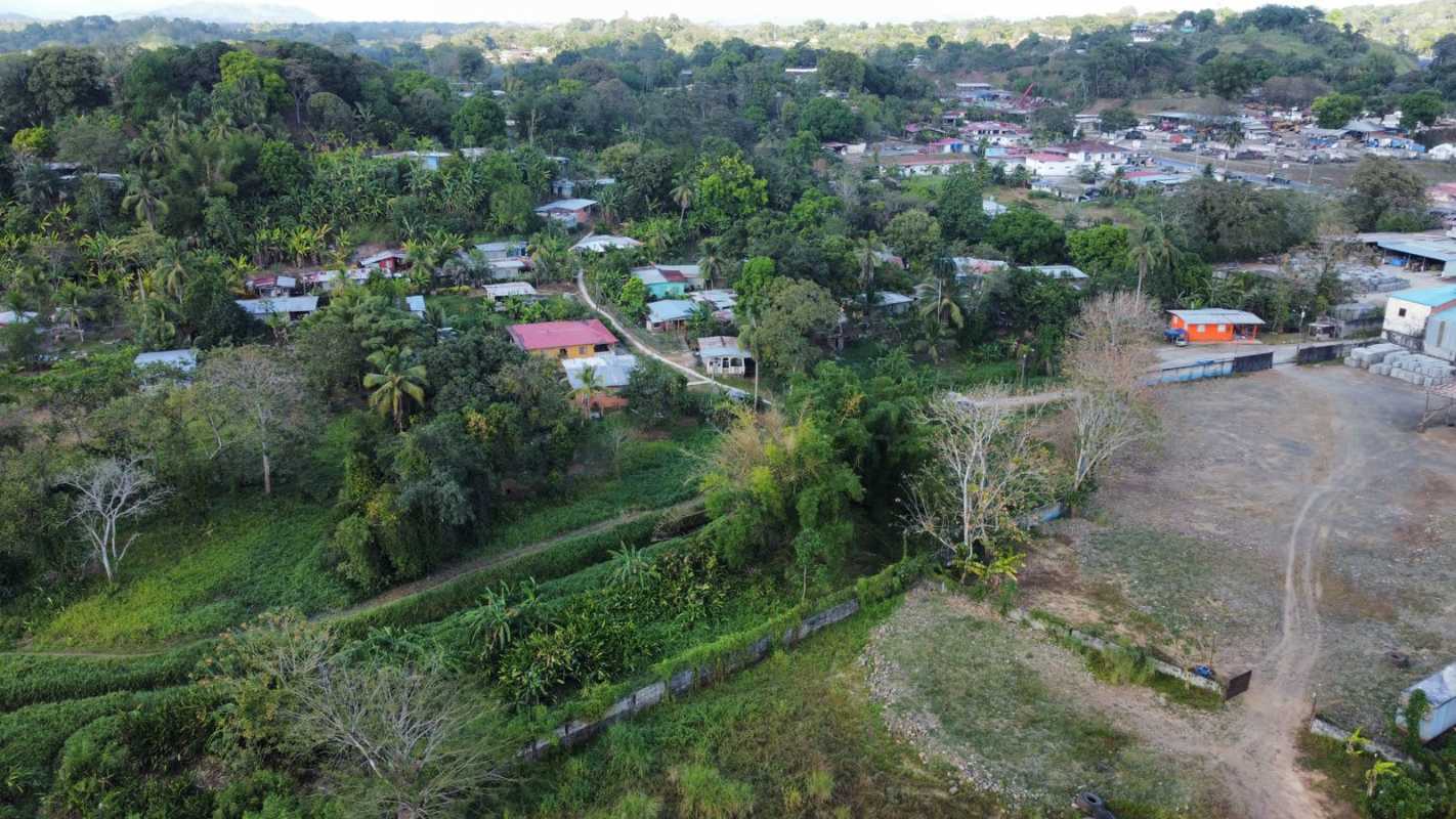 Aerial view highlighting nearby rural houses and green spaces adjacent to industrial parcel in Chilibre