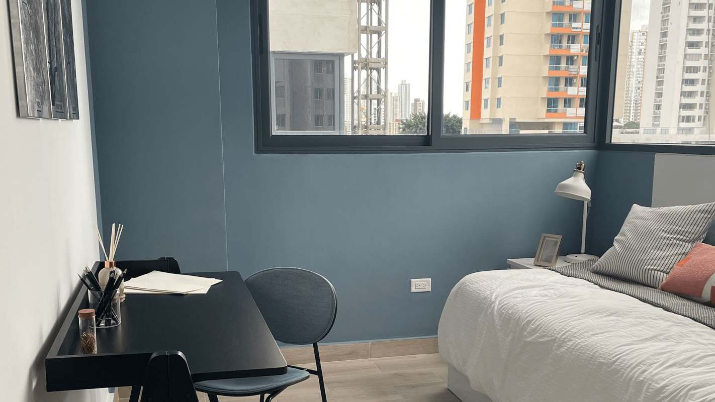 Bedroom with natural light and workspace San Francisco Panama Sky 66