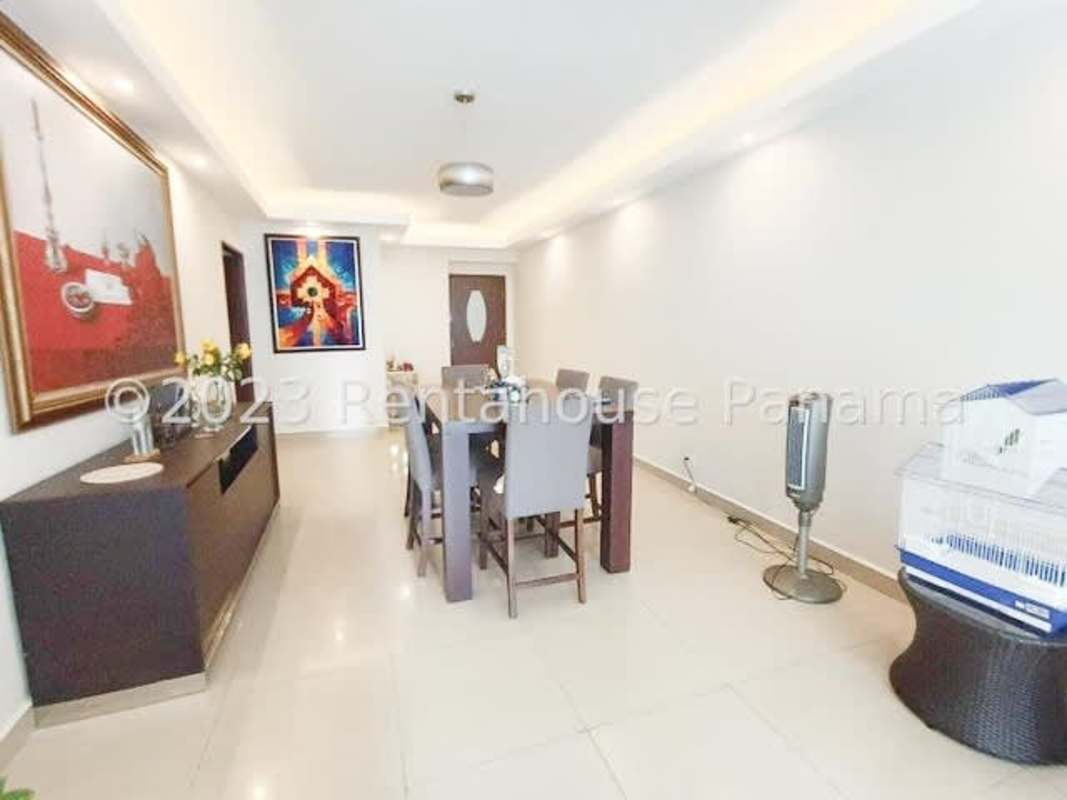 Large furnished master bedroom split AC walk-in closet PH Park City Obarrio Panama