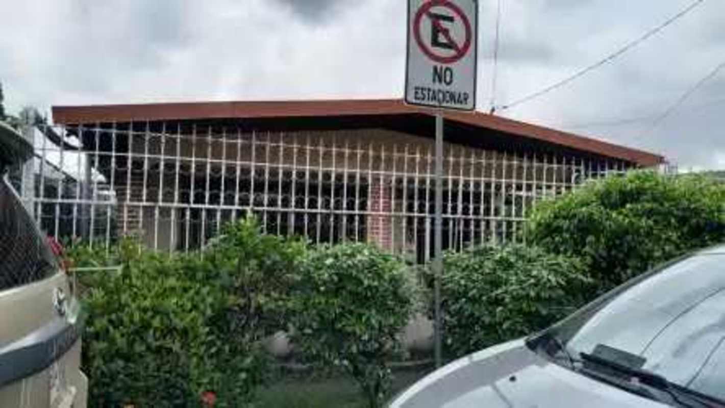 Exterior of one-story house with fence, shrubs, and sidewalk in Villa Cáceres Panama