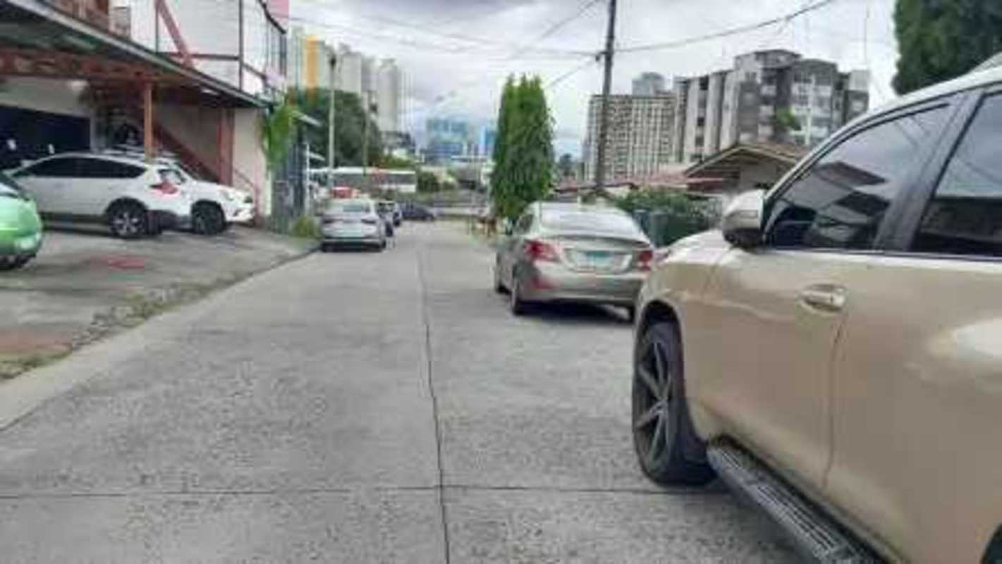 Traditional dining room wood ceiling, ceiling fan, dark wood furniture Villa Cáceres house Panama City
