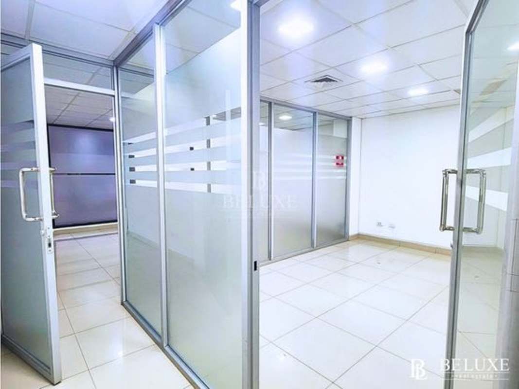 Wide office area with open workspace, tiled floors, and glass wall divisions in PH Plaza Obarrio
