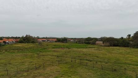 Large empty plot accessible from Pan-American Highway in Chitré Panama
