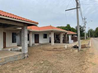 Open grassy field in Chitré ideal for urbanization or commercial use