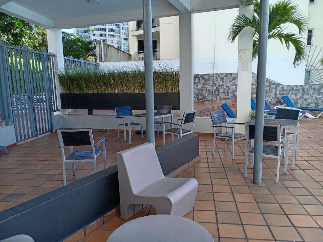 Outdoor communal patio with seating area in PH El Mare 400 Edison Park Panama