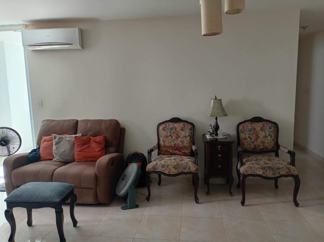 Living room with AC, loveseat, floral armchairs in PH El Mare Edison Park Panama