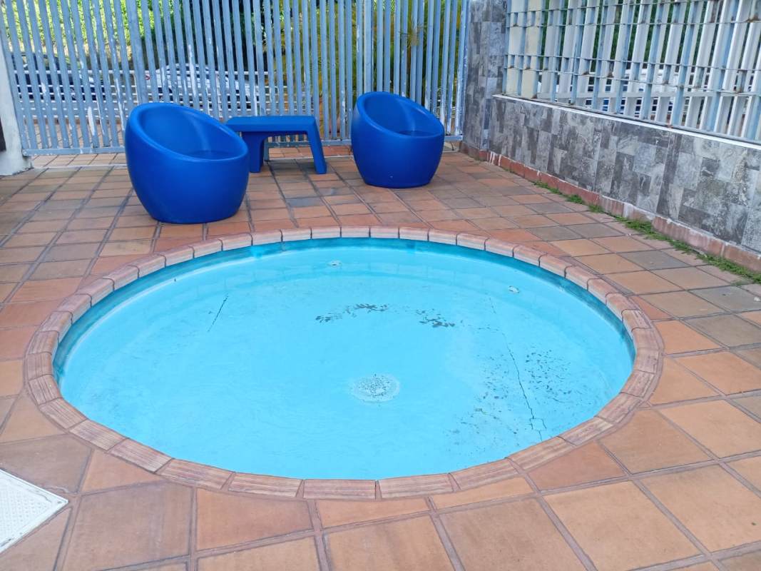 Small round outdoor pool with chairs PH El Mare Edison Park Panama