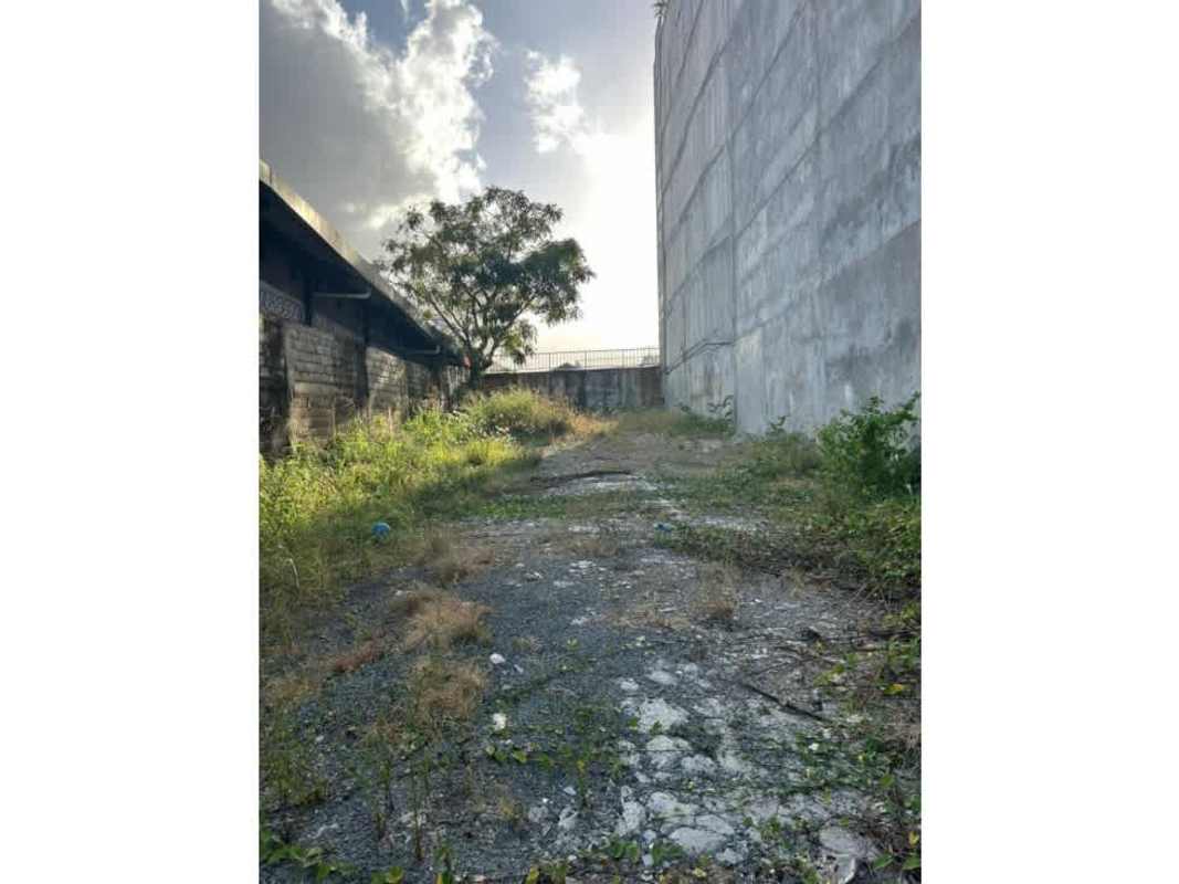 Vacant lot with grass and gravel surrounded by concrete walls in Panama Río Abajo area