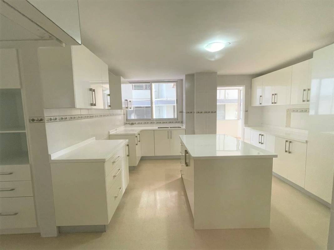 Large kitchen island with storage and modern layouts PH Savoy Panama