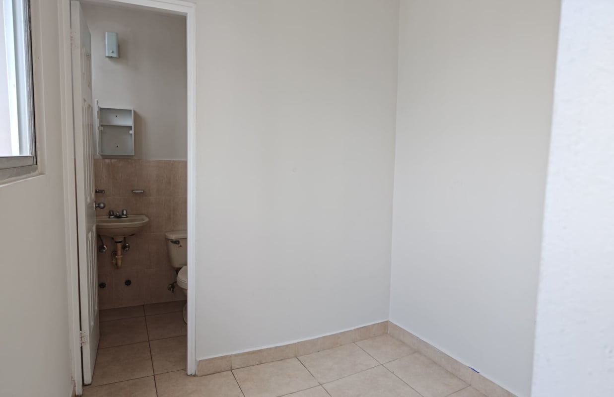 Large living room with modern finishes, balcony access and tile floors in PH Fairmont Plaza Panama City