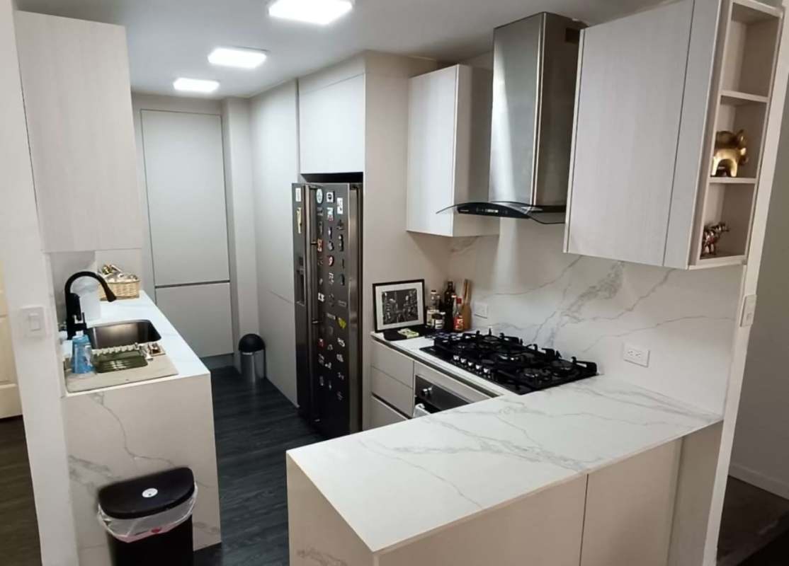 Kitchen with marble-look countertops, stove, refrigerator in PH Nuevo Hato Pintado Panama