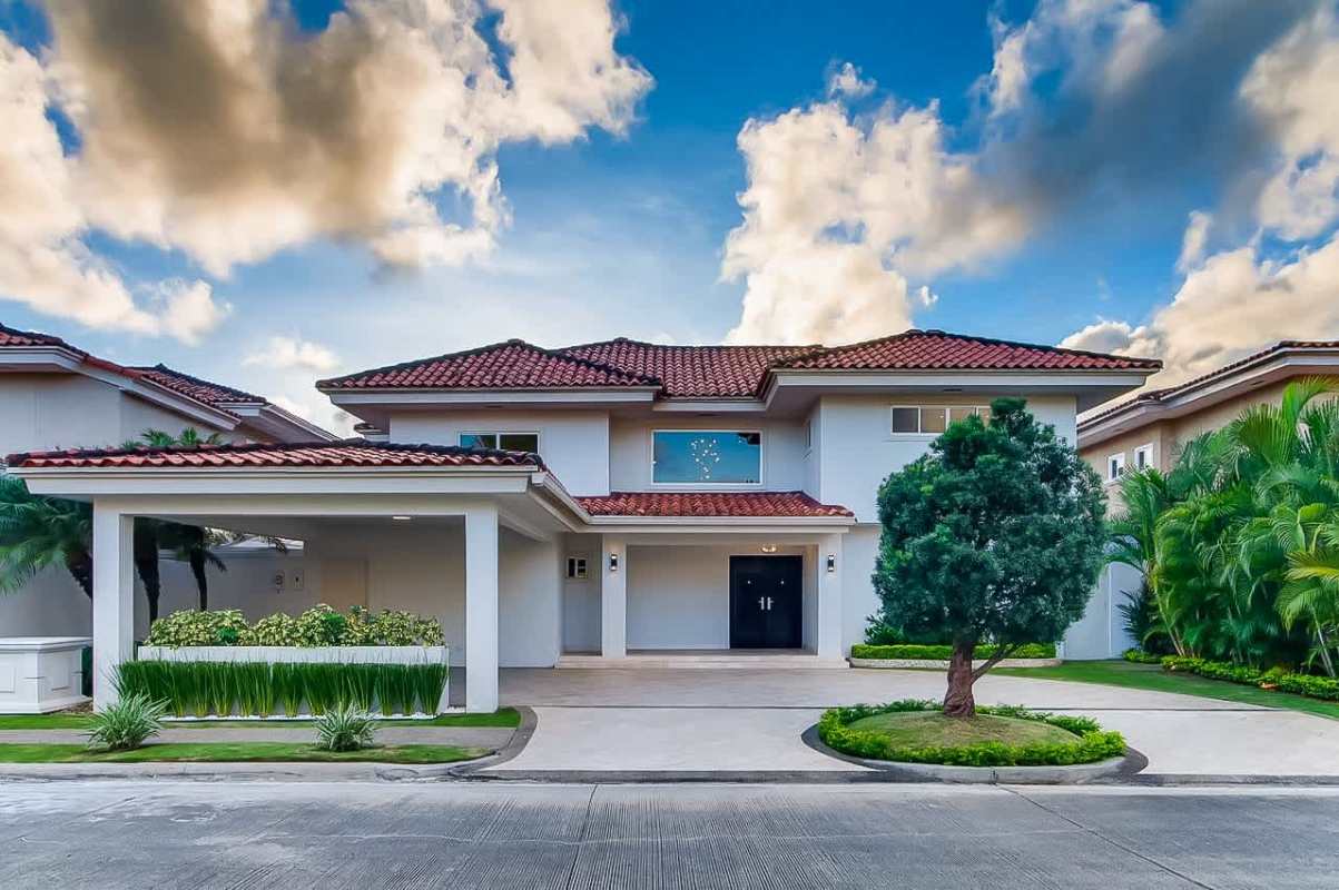 Large bright bedroom with AC, big windows in Costa del Este house Panama