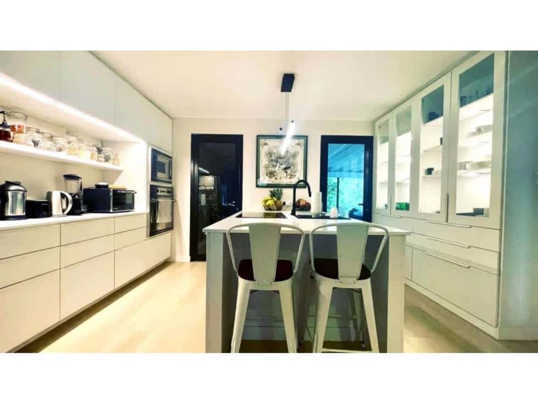 Large master bedroom with wood floors and walk-in closet in Residencial Cardenas, Panama City