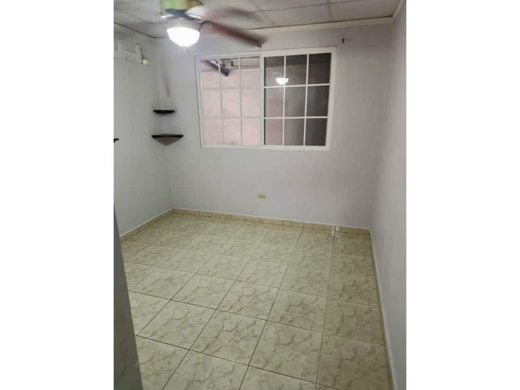 Bedroom in Punta del Este Tocumen house with closet and barred window