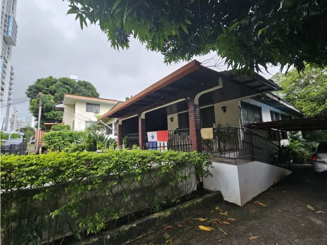 Driveway entrance with carport and porch at commercial house Panama near Parque Omar