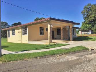 Covered entrance with driveway single-story house David Chiriquí Panama
