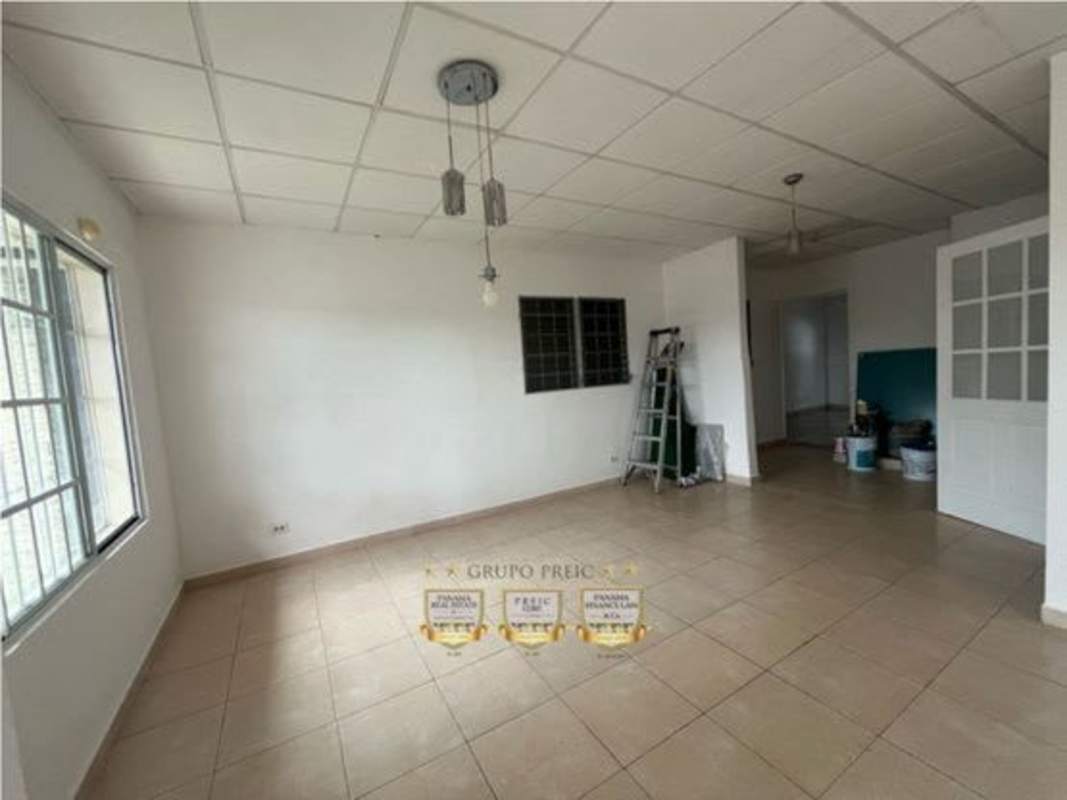 Bedroom with built-in closet and window Cerro Viento house Panama