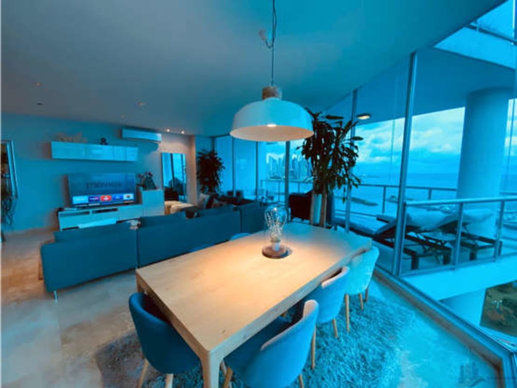 Open-plan living area with panoramic ocean views in PH Sky Avenida Balboa Panama