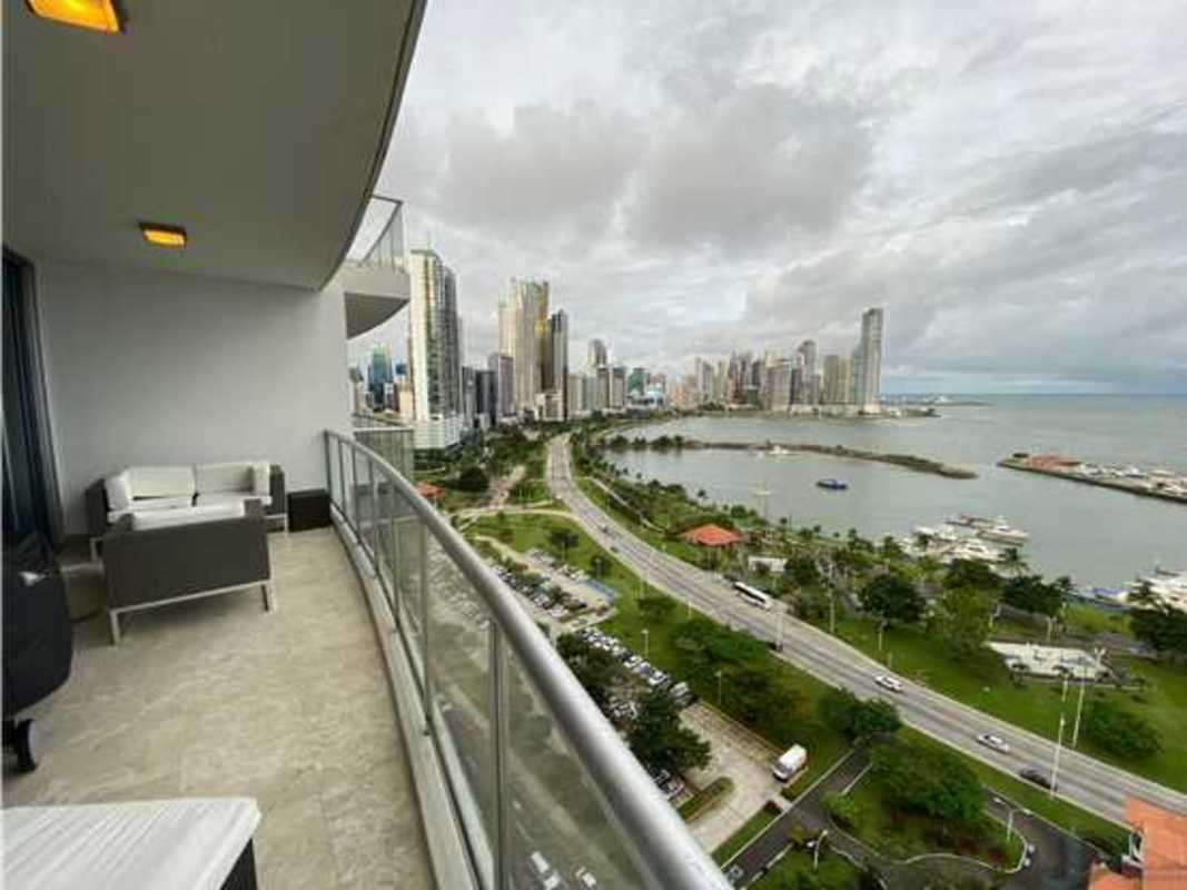 Spacious bedroom with ocean views in PH Sky Avenida Balboa Panama City