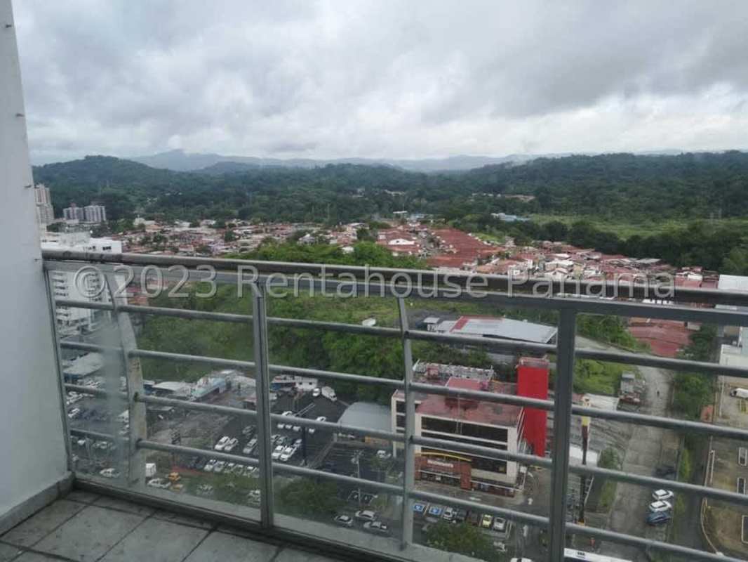 Balcony with panoramic city and mountain views in PH Villa de Las Fuentes Tumba Muerto