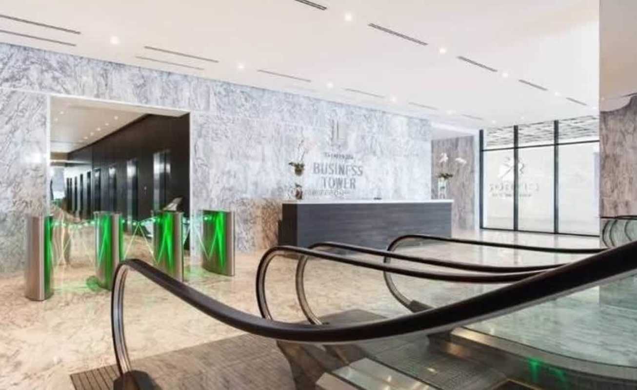 Lobby entrance with escalators, marble decor and reception in Sortis Business Tower Panama