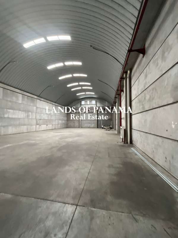 Industrial warehouse with 8m high clearance ceiling sandwich panel roof Ofidepósito Tocumen II Panama