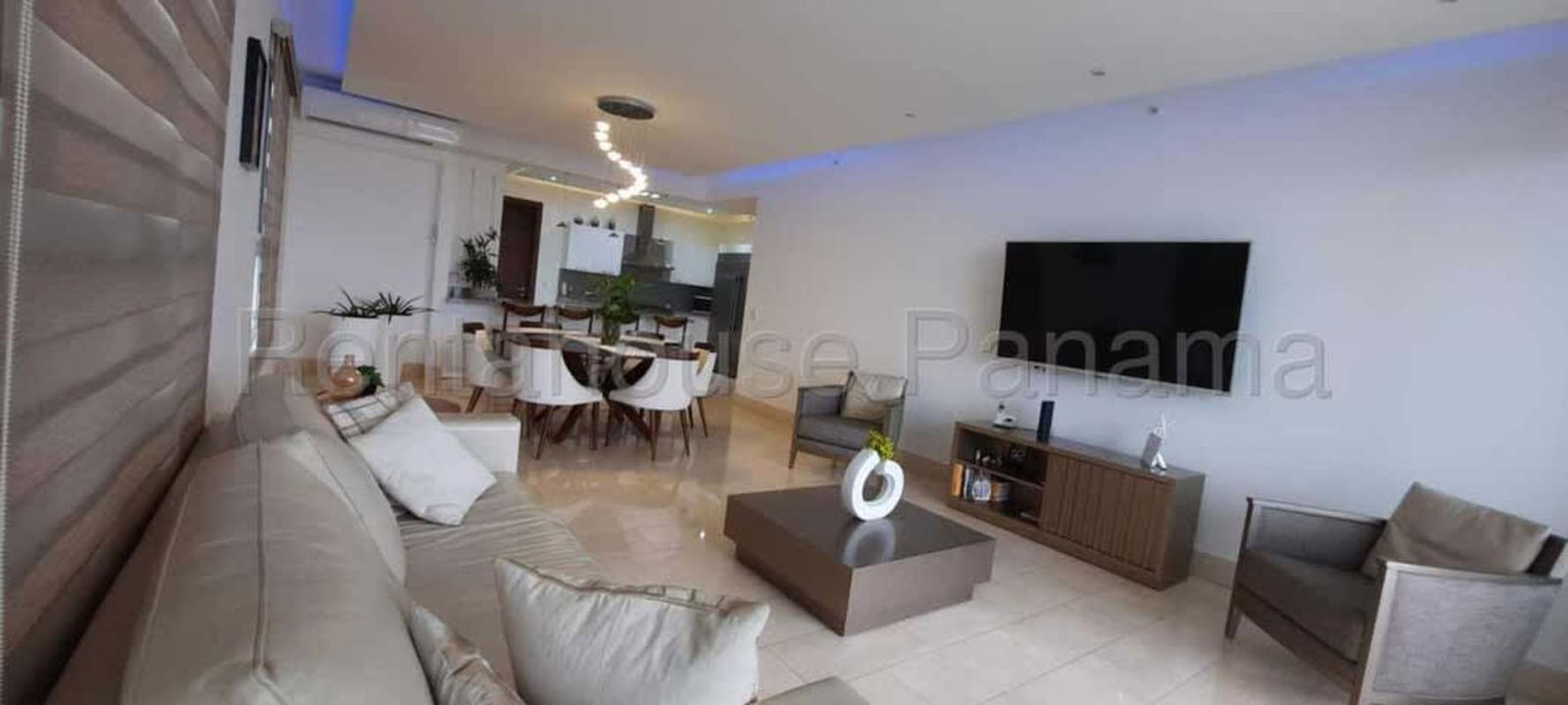 Luxurious master bedroom with ensuite bath, golf view balcony access, and large closets in Santa María Greenview