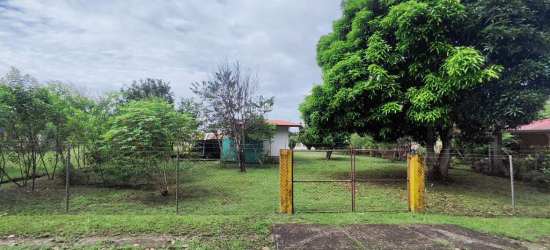 Kitchen with wood cabinets, tile backsplash, gas stove in El Cocal Las Tablas house