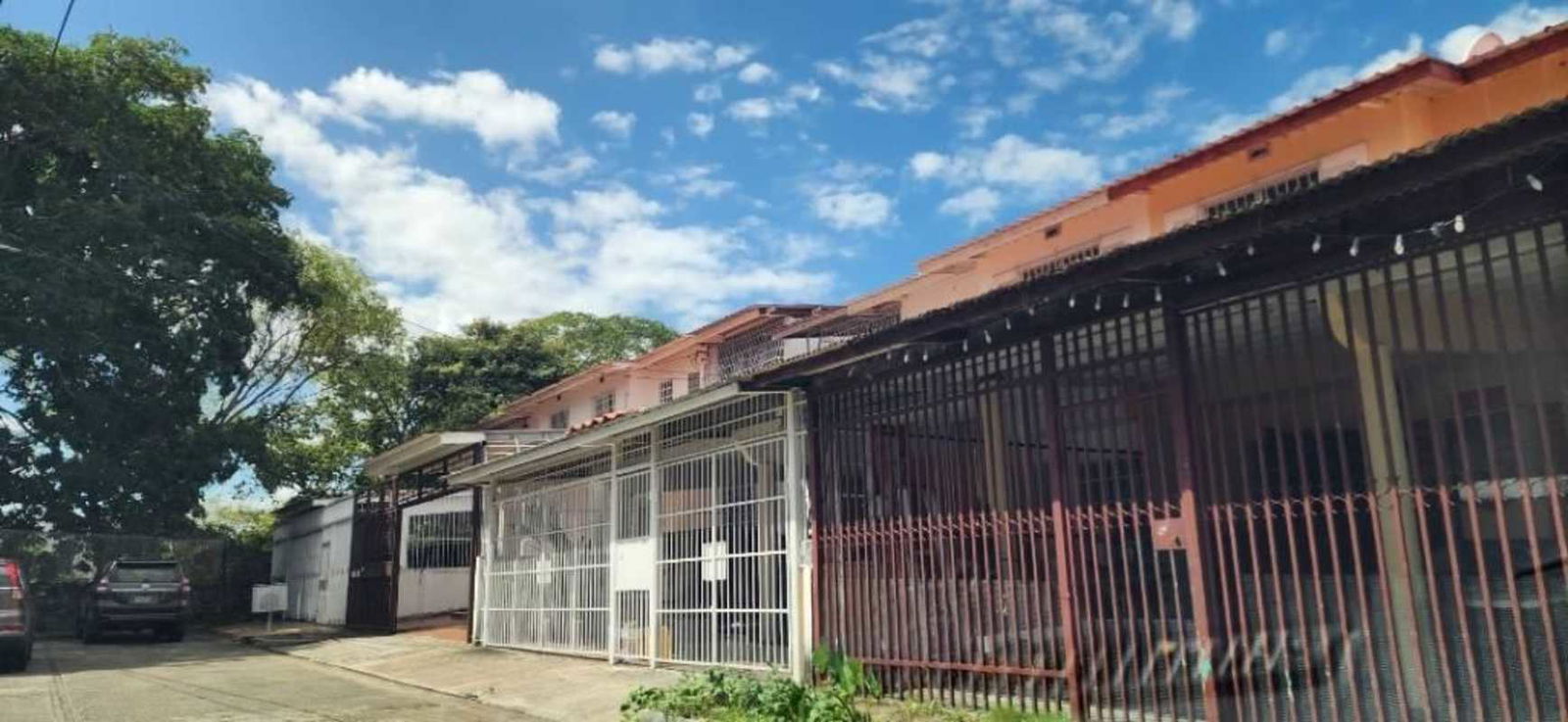 Spacious living room with tiled floor, ceiling fans, secure windows PH Colinas del Golf Brisas del Golf Panama