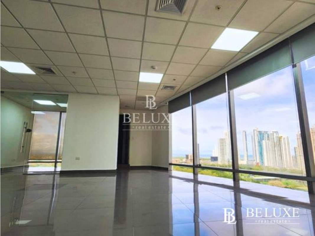 Private enclosed office with floor to ceiling windows in PH Torre Aseguradora Ancón Costa del Este
