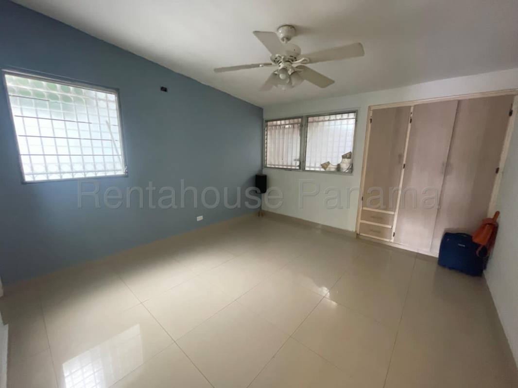 Bedroom with large windows, built-in closet, ceiling fan in house 12 de Octubre