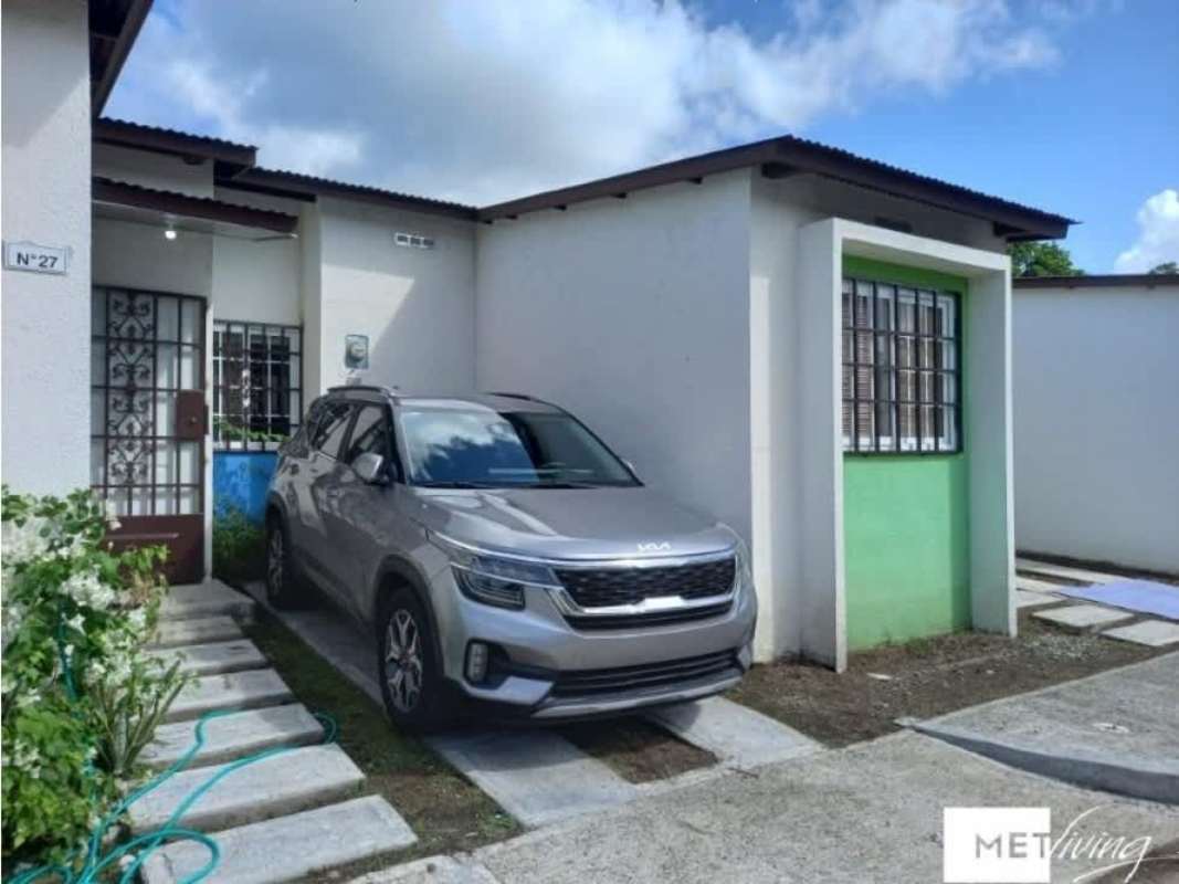 Narrow modern kitchen with granite counters, double sink, overhead cabinets house sale Panama