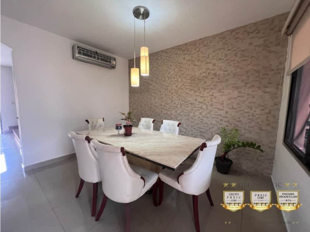 Furnished bedroom with closet and AC in Versalles Model Toledo Panama