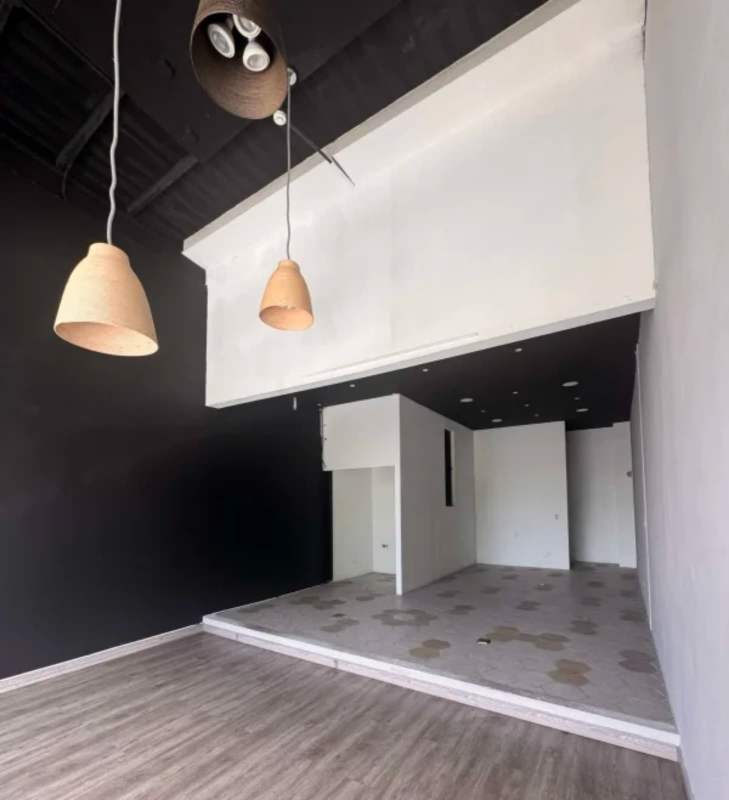 Commercial retail space with parking and signage options San Francisco Panama