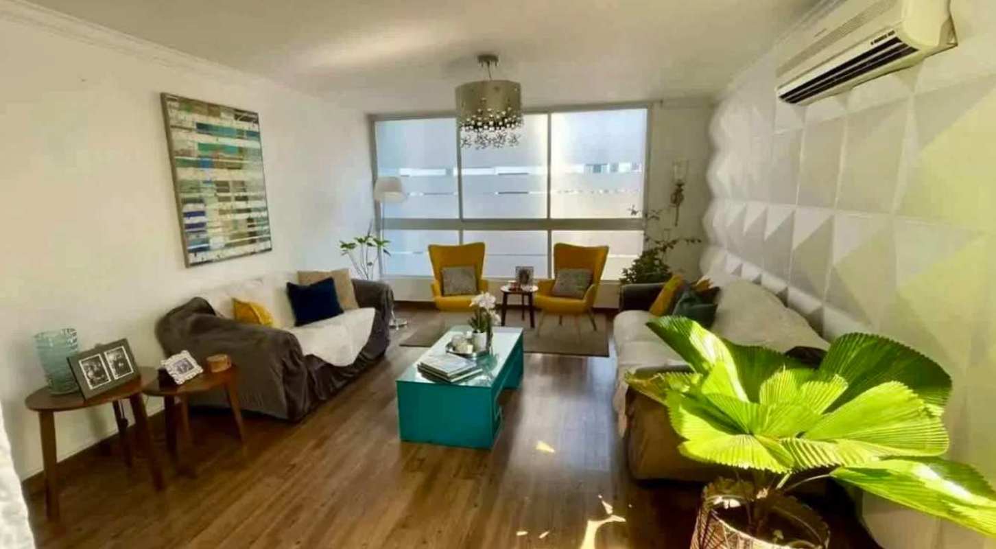 Elegant living room with textured wall, colorful decor and frosted windows at Aurora Tower El Cangrejo