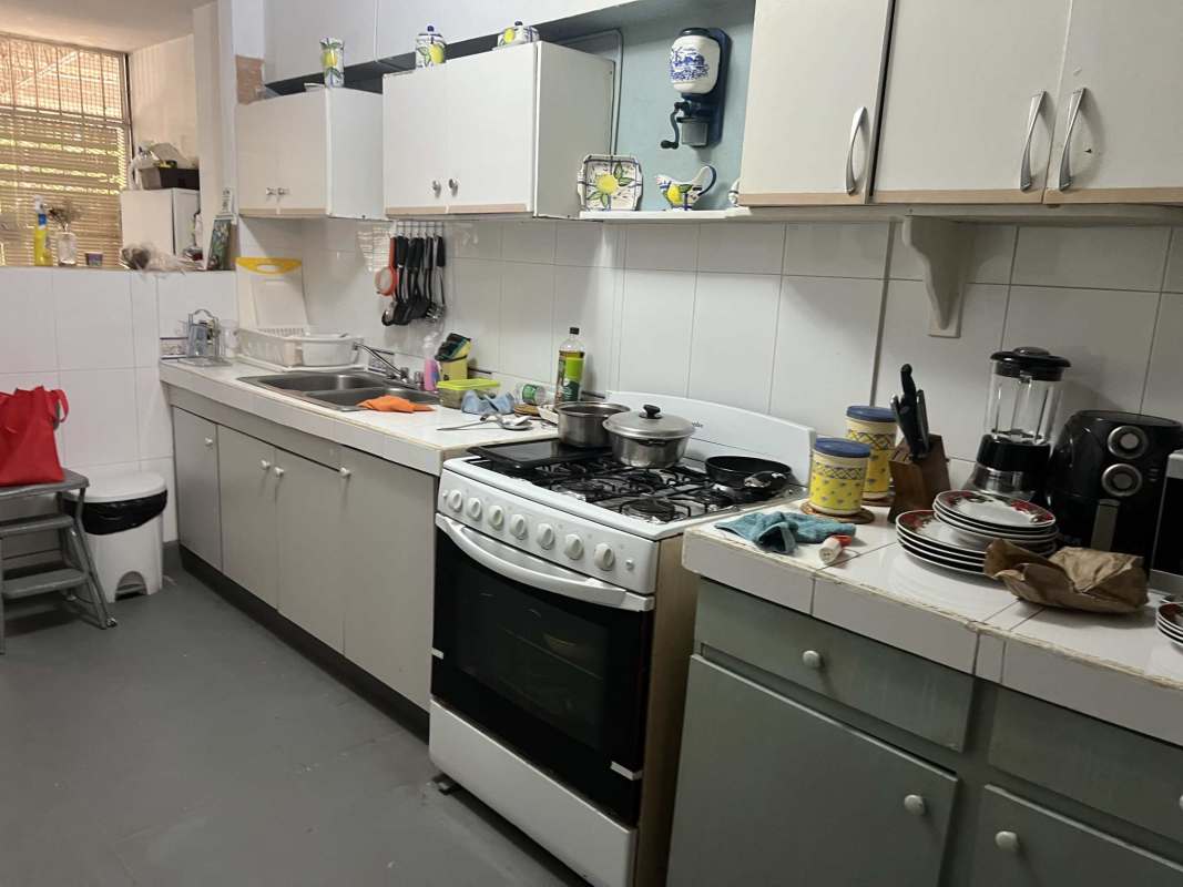 Traditional kitchen with gas stove, tile backsplash, cabinets in PH Vista Hermosa Vía Argentina Panama City