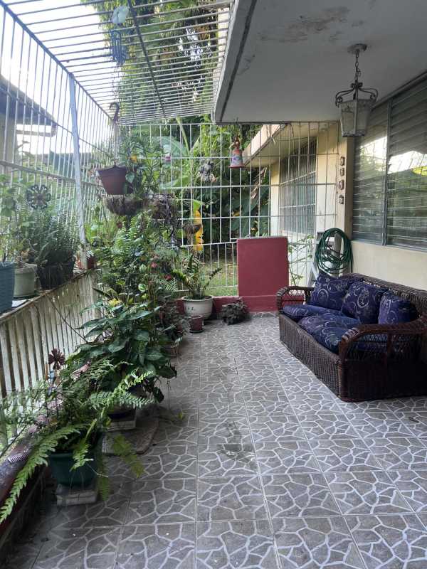 Covered balcony patio with potted plants PH Vista Hermosa Vía Argentina Panama