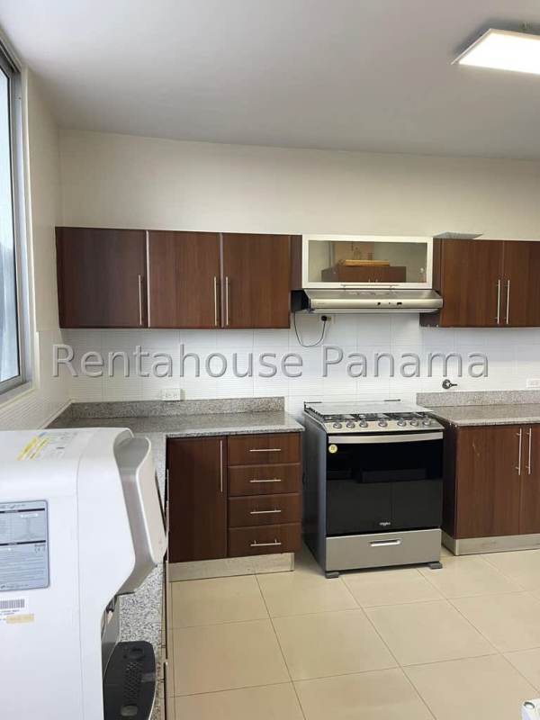 Spacious bedroom with large windows, closet, and skyline view in PH Vision Tower Panama