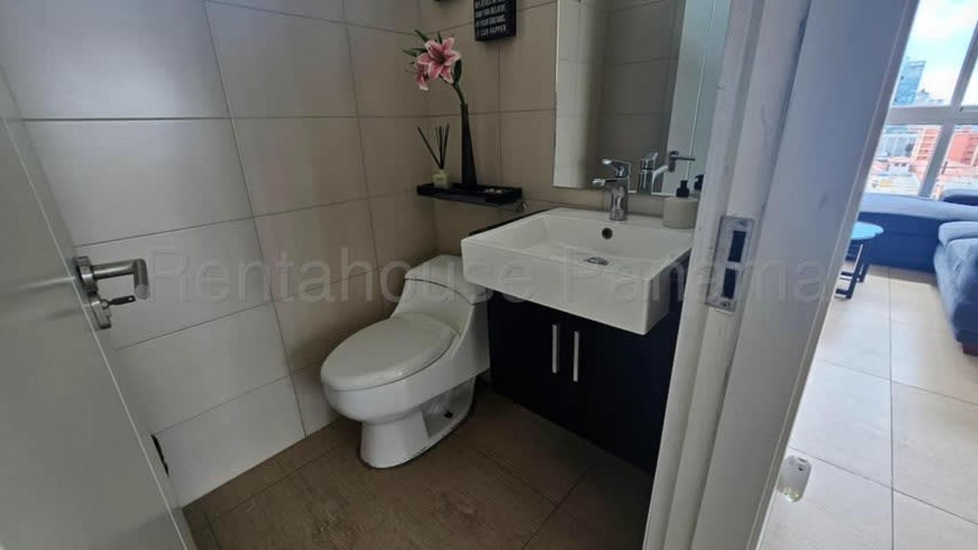 Contemporary bathroom with glass-enclosed shower and modern fixtures PH Vista Tower Panama