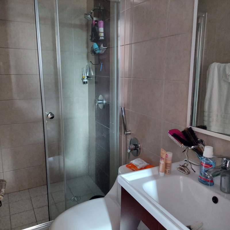 Bathroom with mirror vanity and modern fixtures in apartment near Parque Omar Panama