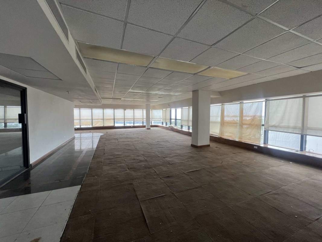 Office interior with panoramic floor-to-ceiling windows at PH Torre BAC on Avenida Balboa Panama