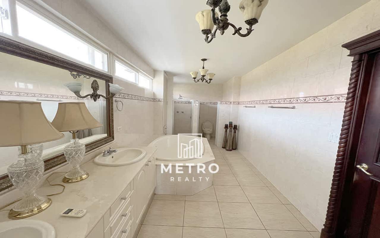 Spacious bathroom with double sinks, bathtub and walk-in shower in Costa del Este luxury house Panama