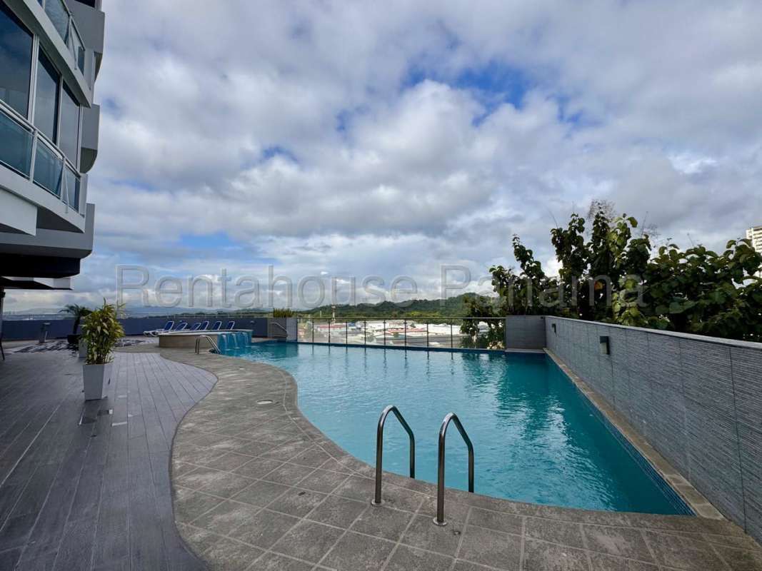 Rooftop pool with lounge chairs and city view at PH Mont Royale El Cangrejo Panama