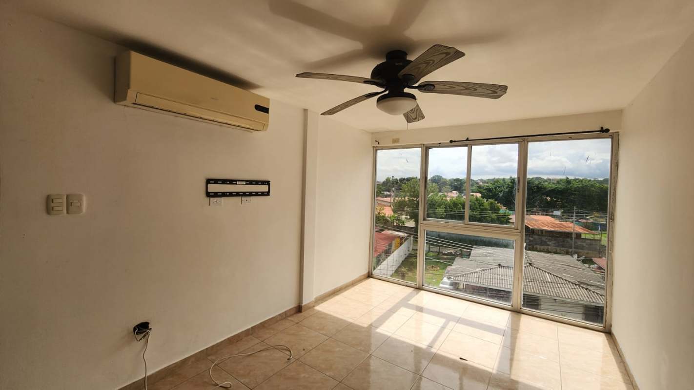 Bedroom with window, ceramic tile floor in PH Saint Anthony Hills San Miguelito Panama