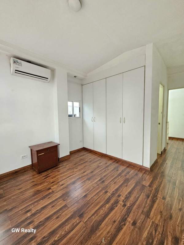 Unfurnished bedroom with wood floors, AC and large windows PH Torres del Rey Panama
