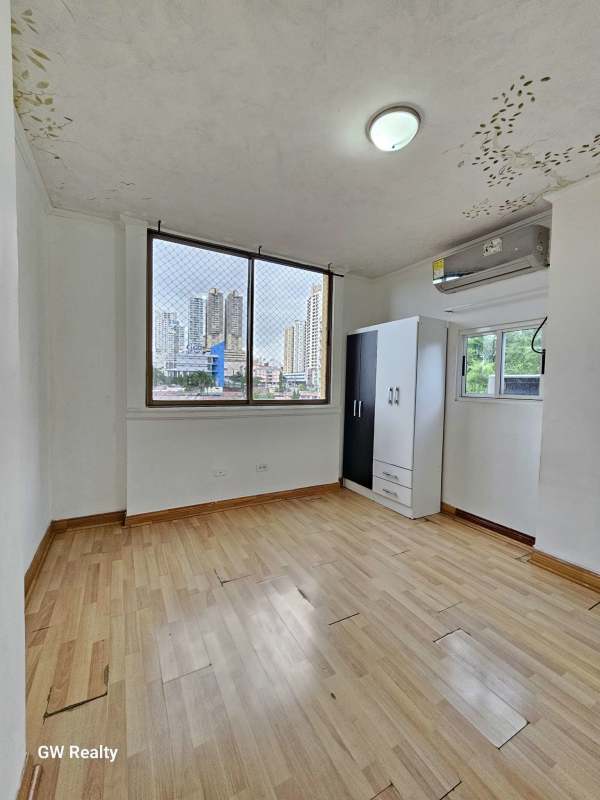 Bedroom with large windows, AC and panoramic views PH Torres del Rey 12 de Octubre Panama